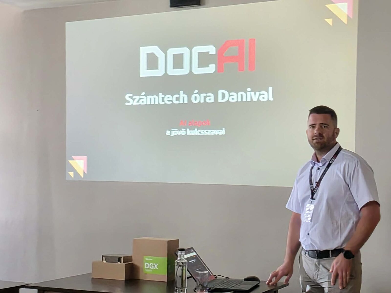 Kiss Dániel a &bdquo;Számtech óra Danival&rdquo; előadás közben az első DocIT/DocAI partnertalálkozón &mdash; az asztalon a kikapcsolt NVIDIA DGX Spark.